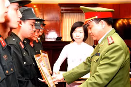 Thưởng “nóng” những chiến công xuất sắc của Công an Hà Nội