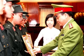 Thưởng “nóng” những chiến công xuất sắc của Công an Hà Nội
