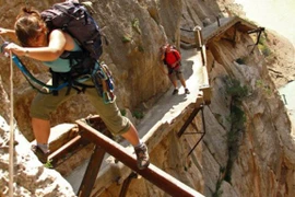 Lạnh gáy đi trên con đường "tử thần", đáng sợ bậc nhất thế giới