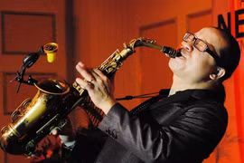 Nghệ sỹ Trần Mạnh Tuấn chữa trọng bệnh bằng Saxophone 