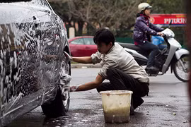 Cắt tóc, rửa xe, đánh giày hốt bạc ngày cuối năm