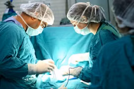 Cụ bà nhất quyết đi thu hẹp "cô bé", giữ cụ ông