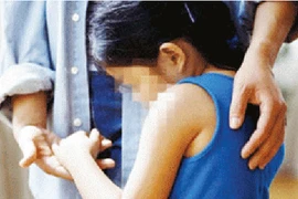 Rủ đi chơi, đưa vào nhà nghỉ để hiếp dâm