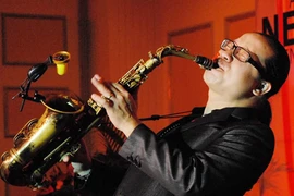 Nghệ sỹ Trần Mạnh Tuấn chữa trọng bệnh bằng Saxophone 