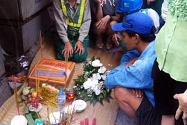 Xúm đen, xúm đỏ xem thi thể hài nhi bị bỏ rơi