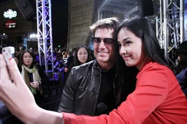 Mai Phương Thúy chờ hàng tiếng, để được gặp Tom Cruise