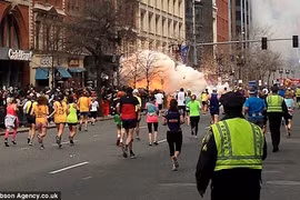 Khủng bố đẫm máu tại giải marathon Boston, 130 người thương vong