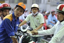 Xăng tăng 460 đồng/lít, đắt kỷ lục