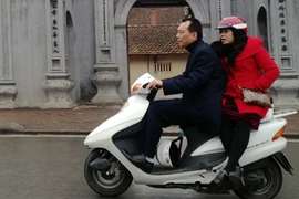 Tết: "Vô tư" đi xe máy "kẹp" 3-4, không đội MBH