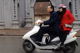 Tết: "Vô tư" đi xe máy "kẹp" 3-4, không đội MBH