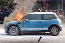 Hà Nội: Mini cooper bốc cháy giữa đường ngày cuối năm