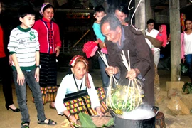 Đặc sắc bánh chưng đen của người Thái