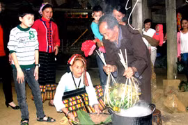 Đặc sắc bánh chưng đen của người Thái