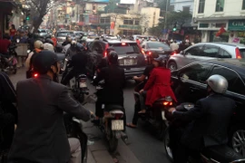 Hà Nội cuối năm: Đi đường nào cũng ngại
