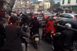 Hà Nội cuối năm: Đi đường nào cũng ngại