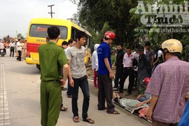 Xe khách lật, đè chết cụ già đạp xe ven đường