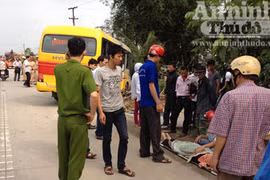 Xe khách lật, đè chết cụ già đạp xe ven đường