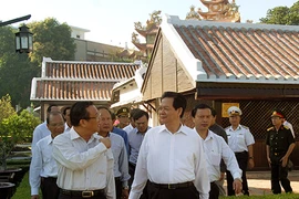 Thủ tướng Nguyễn Tấn Dũng thăm Khu di tích Trường Dục Thanh 