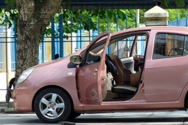 Hải Phòng: Nam thanh niên tự lột quần áo nằm ngủ ngoài đường