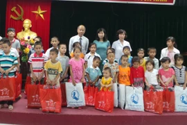 Niềm vui của hàng trăm trẻ em nghèo bị khuyết tật mắt