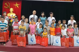 Niềm vui của hàng trăm trẻ em nghèo bị khuyết tật mắt