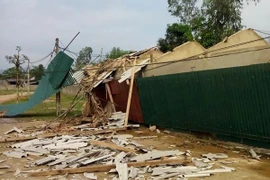 Lốc xoáy, mưa đá làm tốc mái gần 200 ngôi nhà