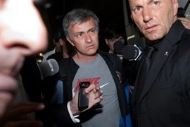 Mourinho bất ngờ hoãn đến M.U vì rắc rối hình ảnh