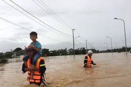 Công an miền Trung quên mình giúp dân vượt qua bão lũ