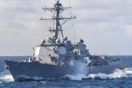 [ẢNH] Chiến hạm Mỹ lừng lững đi vào vùng tập trận trái phép của Trung Quốc