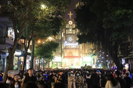 Người Hà Nội đón Giáng sinh không quên phòng chống dịch Covid-19