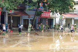 Lực lượng Công an giúp người dân khắc phục hậu quả mưa lũ