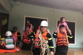 Vượt qua bão lũ, đến với nhân dân 