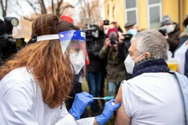 Mỹ và châu Âu tăng tốc chống Covid-19 