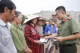Tình người trong cơn lũ dữ 