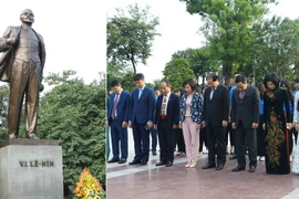 Lãnh đạo TP Hà Nội đặt hoa tưởng niệm tại tượng đài V.I.Lênin 
