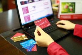 Phí dịch vụ ngân hàng điện tử: Kẻ miễn, người thu