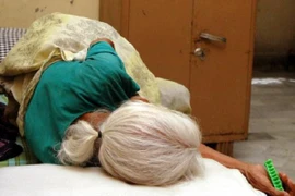 Con gái nhẫn tâm giết chết mẹ đang nằm liệt giường