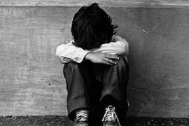 Mẹ nhốt con 6 tuổi ngoài nhà cả đêm vì tội xé thông báo ở trường