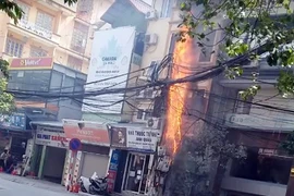 Chập cháy cột điện trên đường Trung Kính