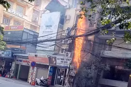Chập cháy cột điện trên đường Trung Kính