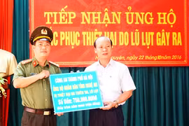 Công an Hà Nội đến với bà con vùng bị thiệt hại do thiên tai ở miền Trung