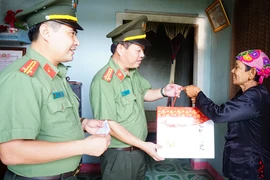  Công an Hà Nội trao tặng 2 tỷ đồng cho bà con tại rốn lũ Quảng Bình