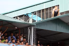 Người Thanh Hóa leo nóc nhà xem Công Phượng thi đấu