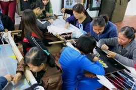 Phụ nữ khuyết tật huyện Thường Tín được học thêm nghề thêu