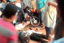 Người dân bức xúc đánh gục kẻ cướp tiệm vàng, Công an đưa đi cấp cứu