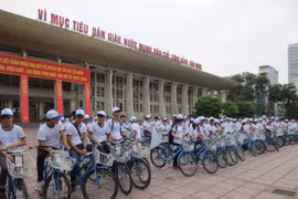 Đạp xe diễu hành, chào mừng 55 năm ngày thành lập ngành du lịch Việt Nam