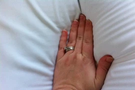 Bé gái 4 tháng tuổi chết ngạt vì bị mẹ bịt gối vào mặt 