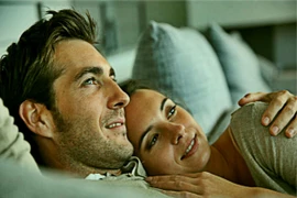 Vì sao phụ nữ thích được ôm ấp?