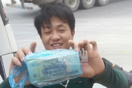 Phụ xe trả lại 150 triệu đồng cho hành khách bỏ quên