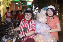Thanh Thảo trích tiền bán album mua quà cho người nghèo trước khi đi lưu diễn